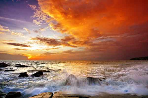 Carta da parati Scogli e spruzzi al tramonto